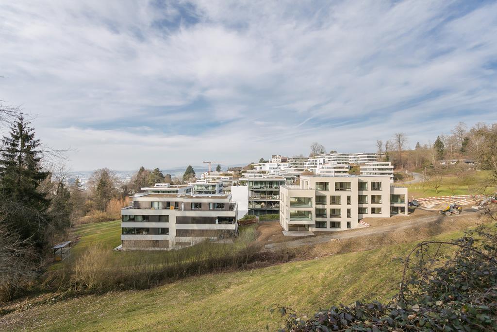 Bild Gartensitzplatz mit Sicht auf den Kinderspielplatz